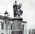 Памятники, поставленные М. В. Ломоносову в городе Архангельске и в Холмогорском районе (с. Ломоносово)